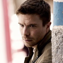 Deep State: un primo piano di Joe Dempsie