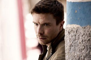 Deep State: un primo piano di Joe Dempsie