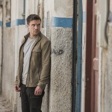 Deep State: una scena con Joe Dempsie
