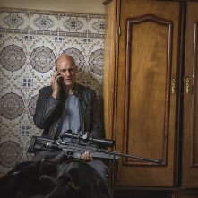 Deep State: Mark Strong in una scena della serie