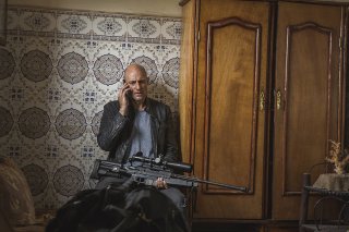 Deep State: Mark Strong in una scena della serie