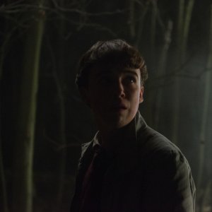 Ghost Stories: Alex Lawther in una scena del film