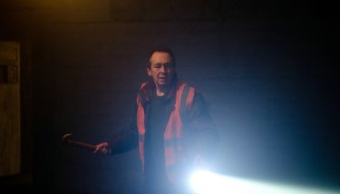 Ghost Stories: Paul Whitehouse in una scena del film