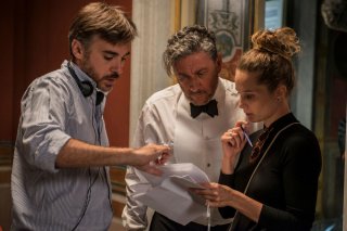 Il tuttofare: Sergio Castellitto e il regista Valerio Attanasio sul set del film