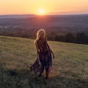 The Walking Dead: un walker in un foto della puntata intitolata Wrath