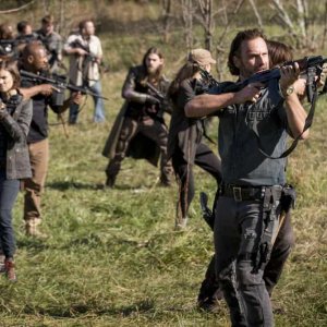 The Walking Dead: Andrew Lincoln alla guida del gruppo contro i Salvatori in Wrath
