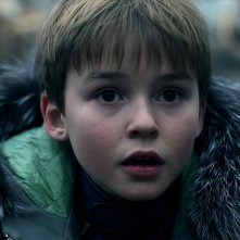 Lost in Space: Maxwell Jenkins in una scena