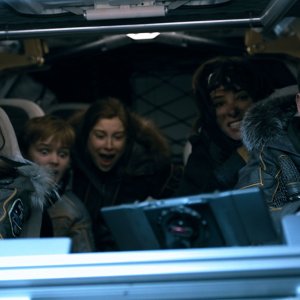 Lost in Space: Parker Posey, Molly Parker, Toby Stephens, Maxwell Jenkins e Mina Sundwall in una scena