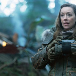 Lost in Space: Molly Parker in una scena della serie