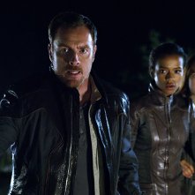 Lost in Space: Toby Stephens, Mina Sundwall e Taylor Russell in un'immagine