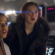 Lost in Space: una scena con Mina Sundwall e Taylor Russell 