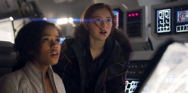 Lost in Space: una scena con Mina Sundwall e Taylor Russell