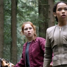 Lost in Space: Maxwell Jenkins, Mina Sundwall e Taylor Russell in una scena