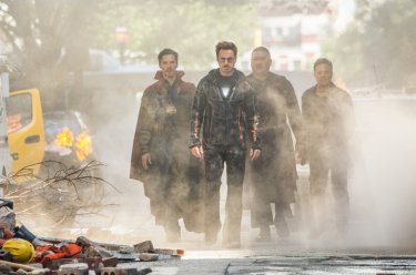 Avengers: Infinity War, Benedict Wong, Benedict Cumberbatch, Mark Ruffalo e Robert Downey Jr. in un momento del film