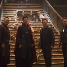 Avengers: Infinity War, Benedict Wong, Benedict Cumberbatch, Mark Ruffalo e Robert Downey Jr. in una scena del film