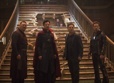 Avengers: Infinity War, Benedict Wong, Benedict Cumberbatch, Mark Ruffalo e Robert Downey Jr. in una scena del film