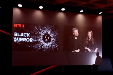 Black Mirror: Charlie Brooker e Annabel Jones durante l'evento Netflix romano