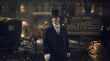 The Alienist: Luke Evans in una foto della serie