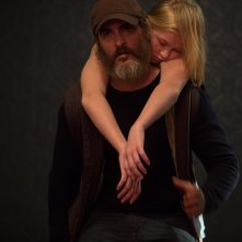 You Were Never Really Here: Joaquin Phoenix ed Ekaterina Samsonov in una scena