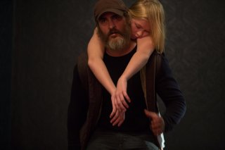 You Were Never Really Here: Joaquin Phoenix ed Ekaterina Samsonov in una scena
