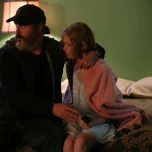 A Beautiful Day: Joaquin Phoenix con Ekaterina Samsonov in una scena del film