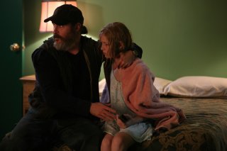 A Beautiful Day: Joaquin Phoenix con Ekaterina Samsonov in una scena del film