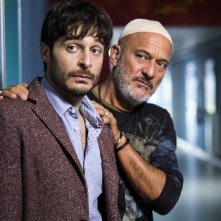 Arrivano i prof: Lino Guanciale e Claudio Bisio in una scena del film