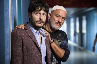 Arrivano i prof: Lino Guanciale e Claudio Bisio in una scena del film