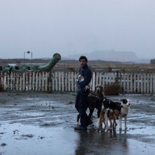 Dogman: Marcello Fonte in una scena del film