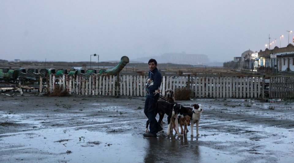 Dogman: Marcello Fonte in una scena del film