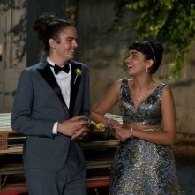 Giù le mani dalle nostre figlie: Geraldine Viswanathan e Miles Robbins in una scena del film