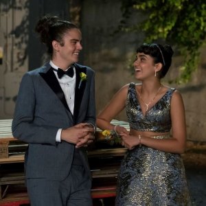 Giù le mani dalle nostre figlie: Geraldine Viswanathan e Miles Robbins in una scena del film