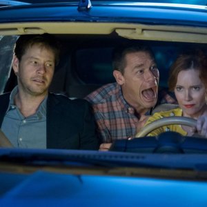 Giù le mani dalle nostre figlie: John Cena, Ike Barinholtz e Leslie Mann in una scena del film