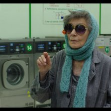 Parigi a piedi nudi: Emmanuelle Riva in una scena del film