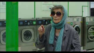 Parigi a piedi nudi: Emmanuelle Riva in una scena del film