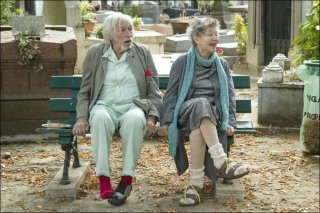 Parigi a piedi nudi: Pierre Richard ed Emmanuelle Riva in una scena del film