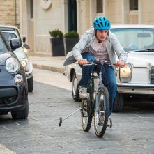 Tonno spiaggiato: Frank Matano in un momento del film