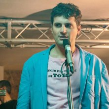 Tonno spiaggiato: Frank Matano in una scena del film