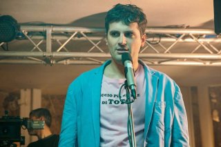 Tonno spiaggiato: Frank Matano in una scena del film