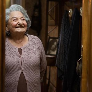 Tonno spiaggiato: Lucia Guzzardi in una scena del film