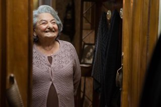 Tonno spiaggiato: Lucia Guzzardi in una scena del film
