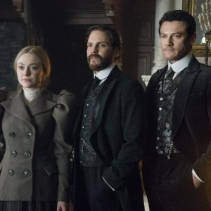 The Alienist: Daniel Bruhl, Dakota Fanning e Luke Evans in una foto di scena