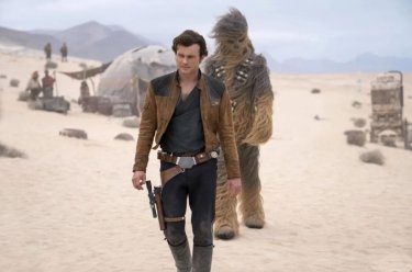 Solo: A Star Wars Story, Alden Ehrenreich a fianco di Chewbacca nel deserto