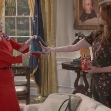 Will & Grace: Megan Mullally e Debra Messing in una foto della serie