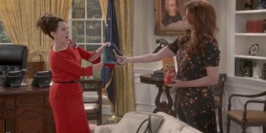 Will & Grace: Megan Mullally e Debra Messing in una foto della serie