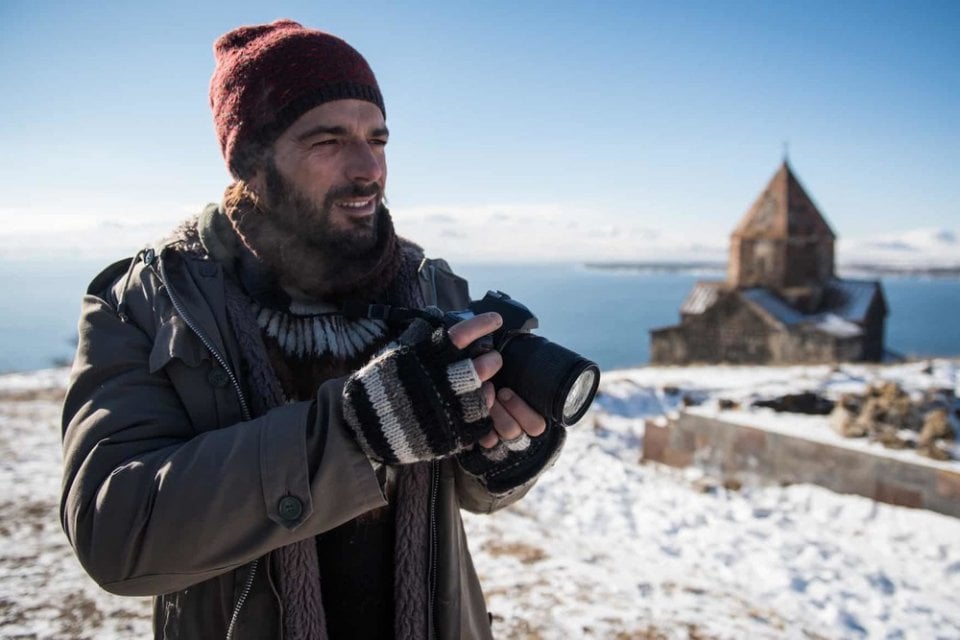 Hotel Gagarin: Luca Argentero in una scena del film