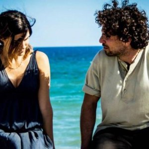 La settima onda: Francesco Montanari e Valeria Solarino in una scena del film