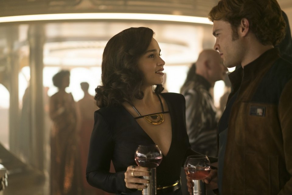 Solo: A Star Wars Story, Emilia Clarke e Alden Ehrenreich in una foto del film