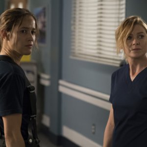 Station 19: Jaina Lee Ortiz ed Ellen Pompeo in una foto della serie