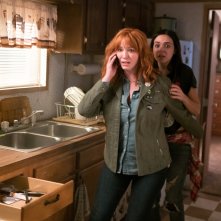 The Strangers - Prey at Night: Christina Hendricks e Bailee Madison in una scena del film